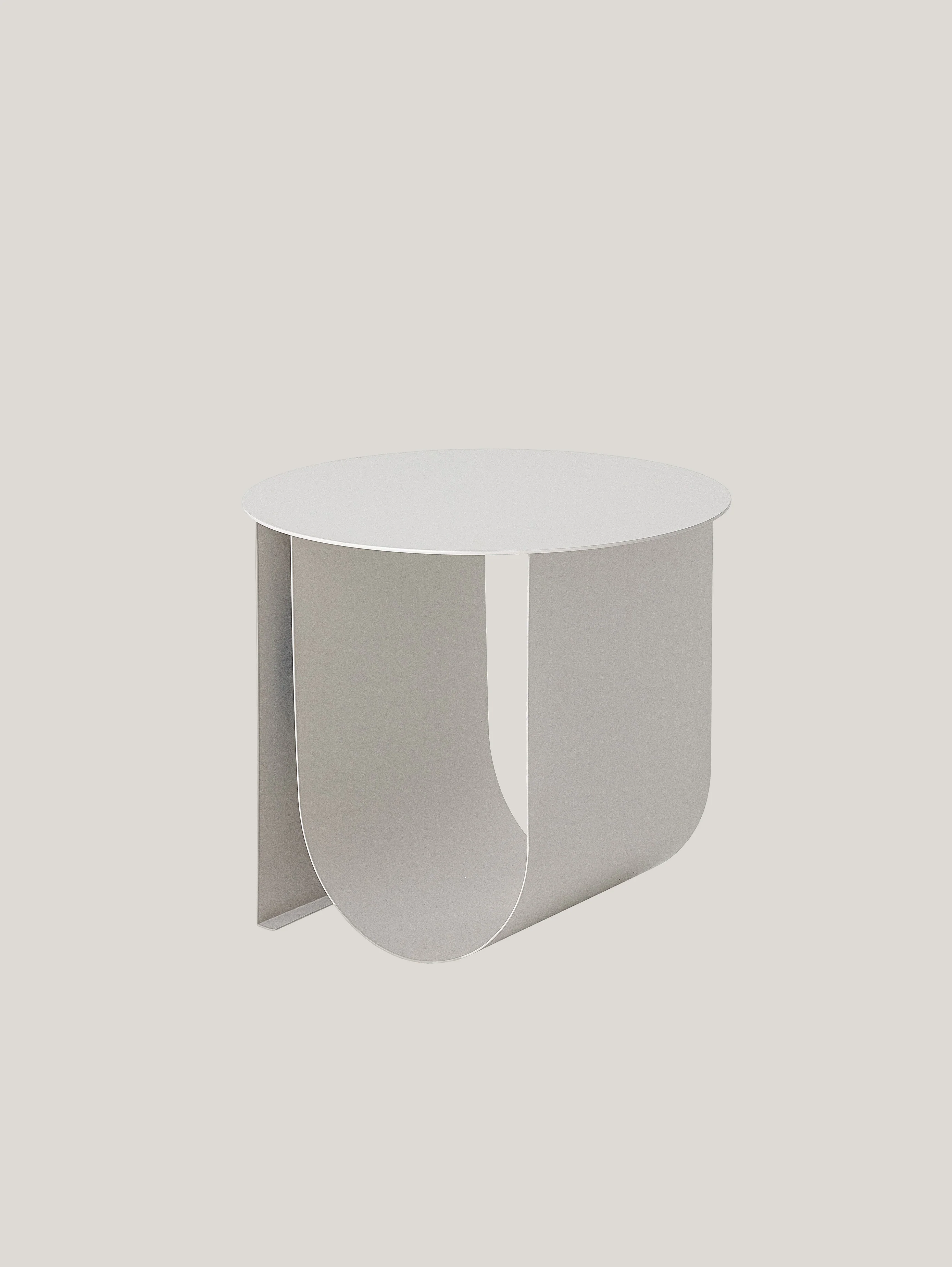Cher tavolino scandinavo in metallo con spazio portariviste grigio chiaro - Image 3