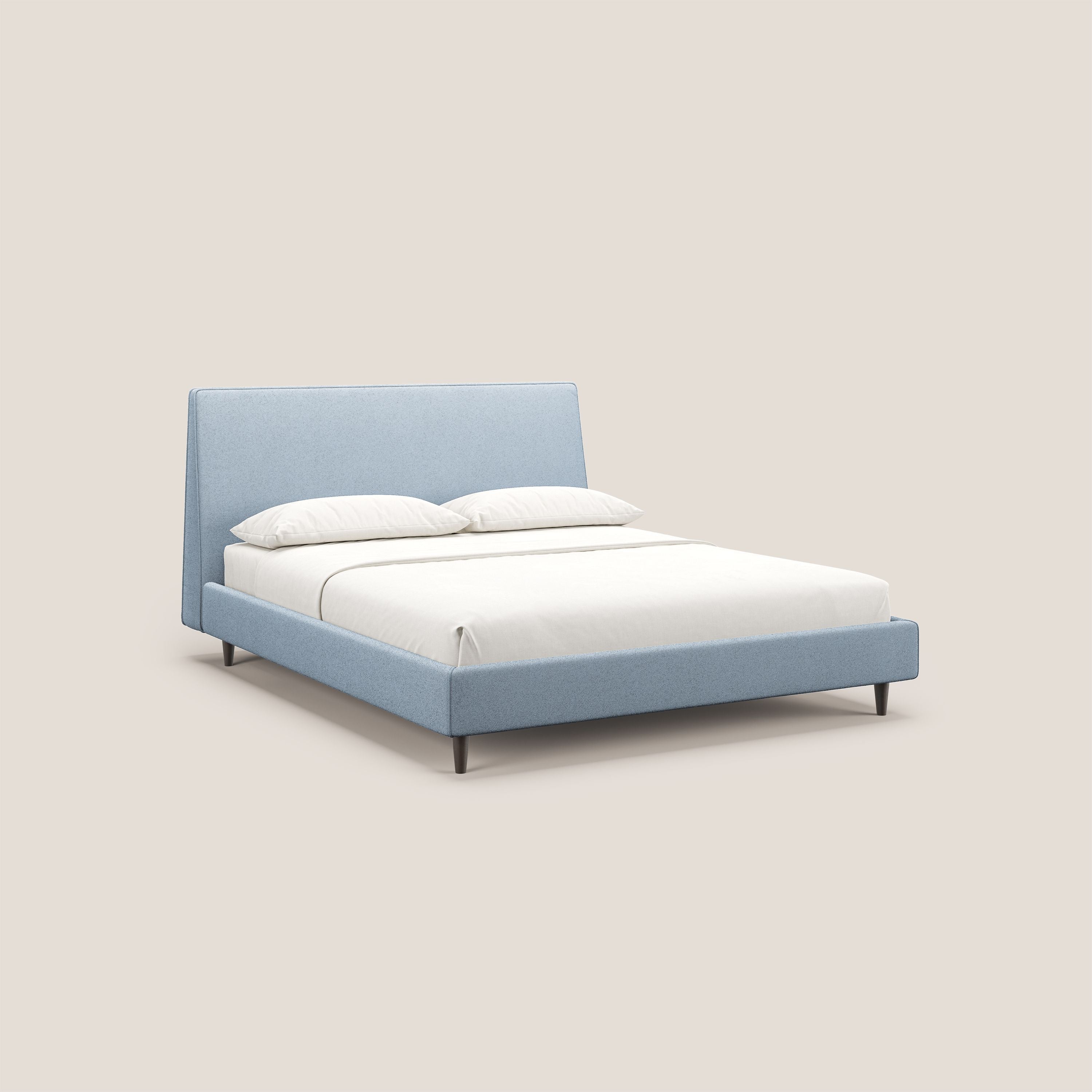 Dorotea lit rembourré avec pieds bois et tissu bouclette douce imperméable T07 sucre glace