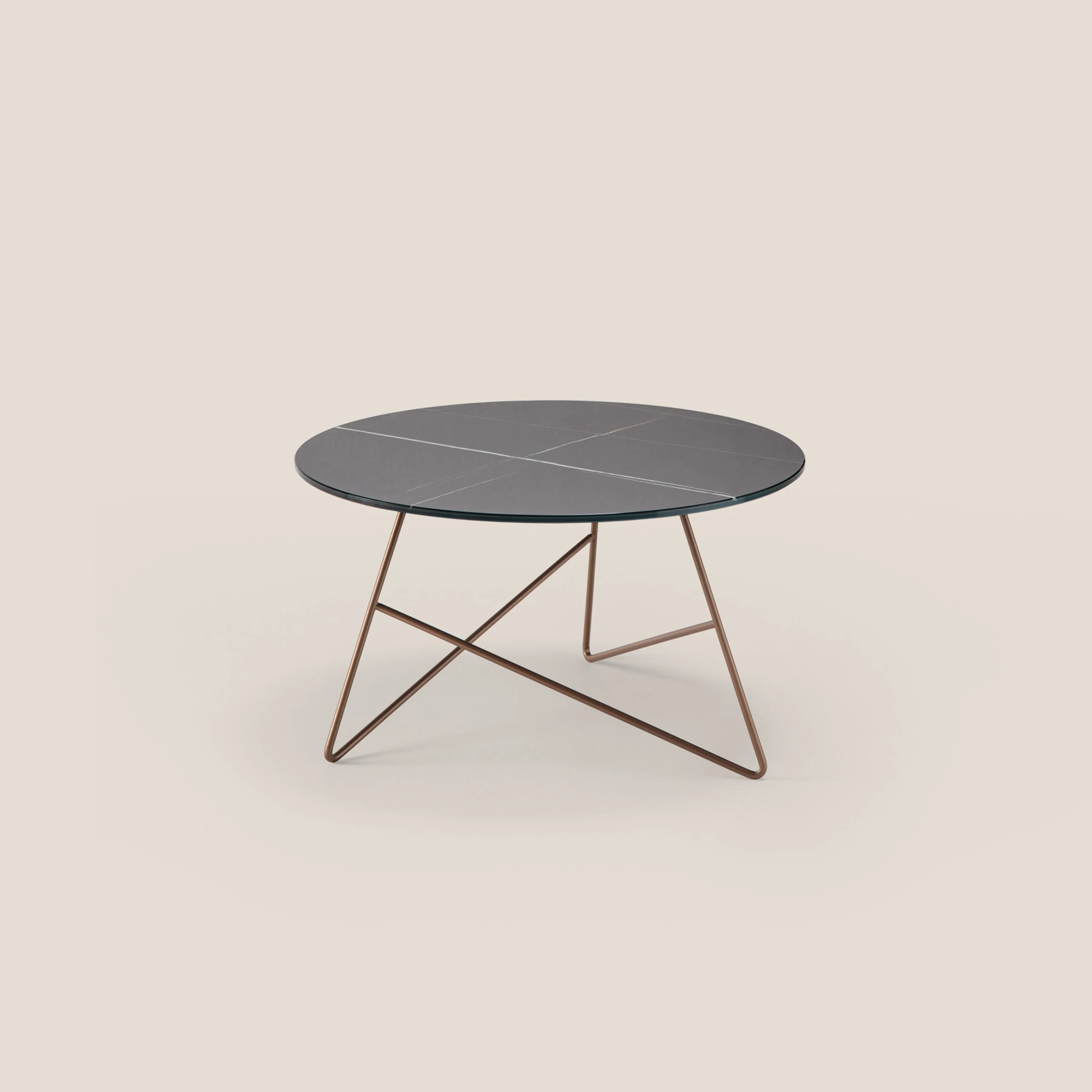 Ermione table basse ronde pour salon avec plateau en verre marbre sahara noir h35 cuivre
