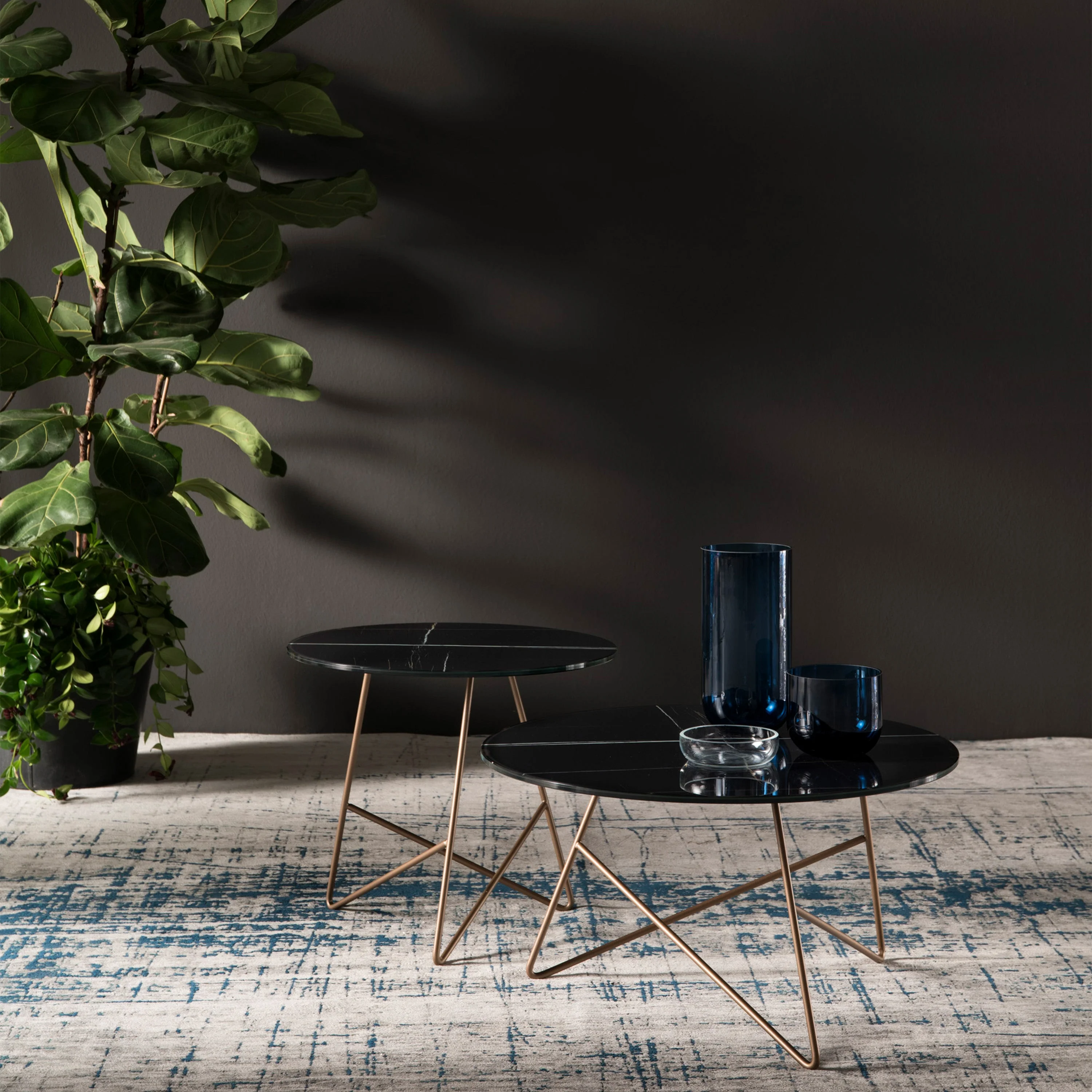 Ermione table basse ronde pour salon avec plateau en verre marbre sahara noir h35 cuivre - Image 3