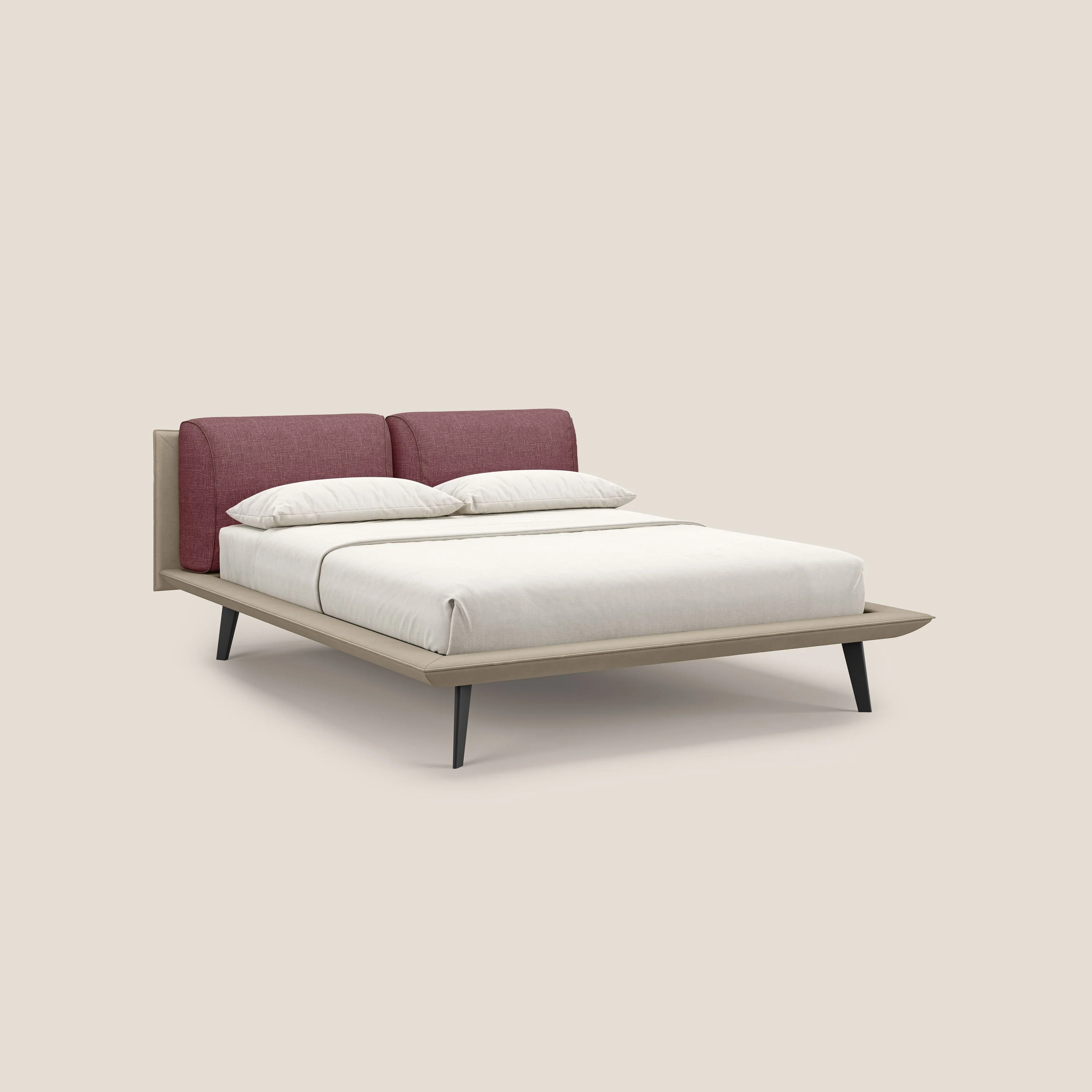 Petra lit design bicolore  avec coussins en plumes, pieds foncés et tissu imperméable T11 et T06 taupe - rouge